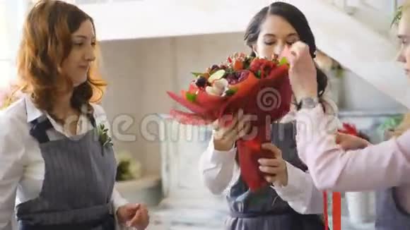 三位年轻英俊的厨师花匠在鲜花水果店做水果和蔬菜花束视频的预览图