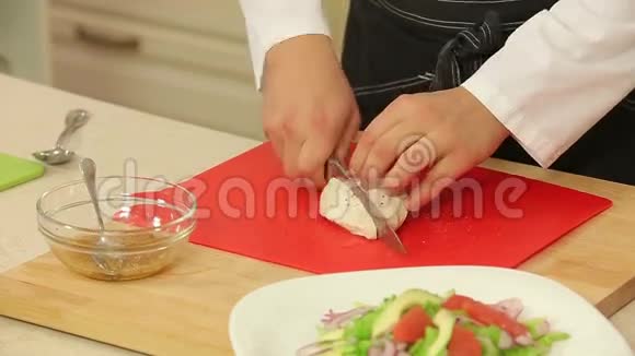 厨师切水煮鸡柳做沙拉视频的预览图