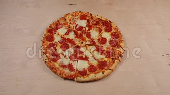 手拿披萨切割停止动画视频的预览图