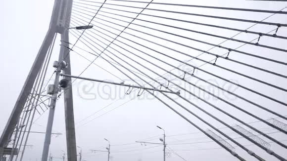 桥和城市在严重的烟雾和雾中大城市面临严重污染和空气质量差拉脱维亚里加2016年视频的预览图