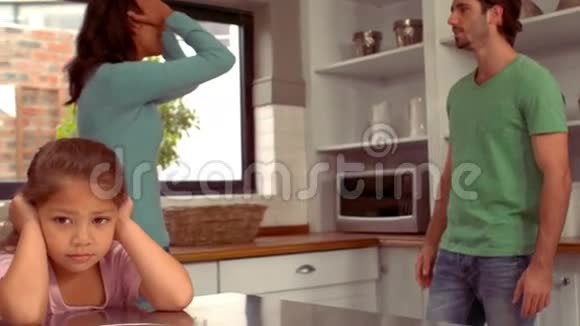 西班牙夫妇在女儿面前争吵视频的预览图