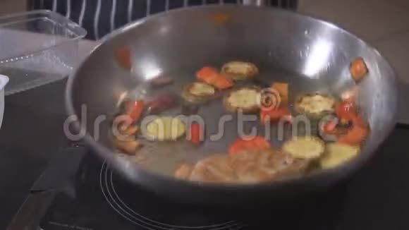 用火做饭厨师用火锅煮蔬菜和肉视频的预览图
