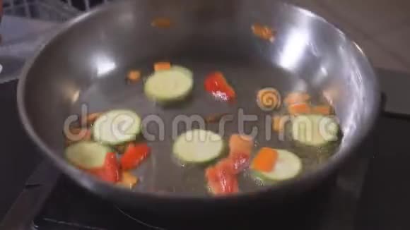 用火做饭厨师用火锅煮蔬菜和肉视频的预览图