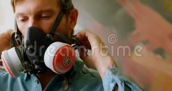 男人戴着防毒面具4k视频的预览图