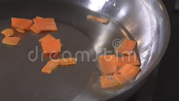 厨师用火在锅里煮蔬菜和肉餐厅视频的预览图