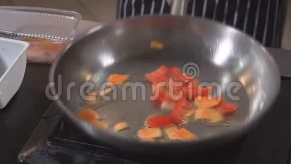厨师用火在锅里煮蔬菜和肉餐厅视频的预览图
