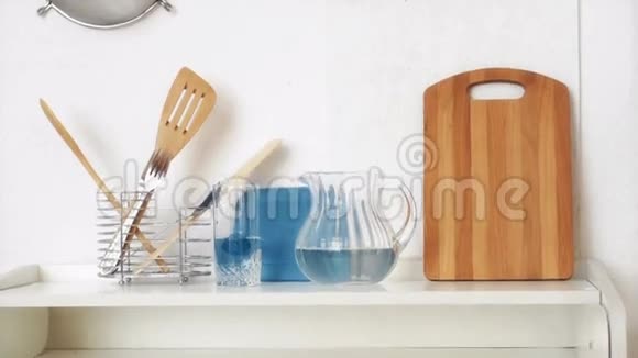 厨房背景上玻璃罐子里的意大利面视频的预览图