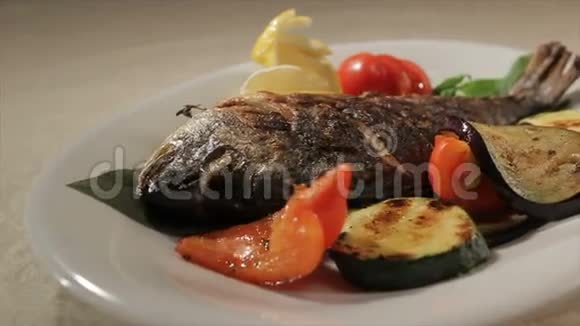 盘上有蔬菜圈的鱼视频的预览图