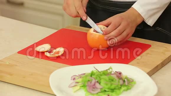 厨师切橙色片做沙拉视频的预览图
