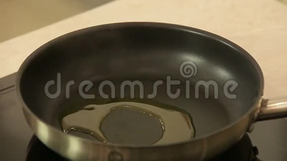 厨师在锅里炖洋葱视频的预览图