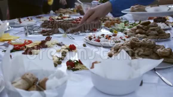 在瑞典餐桌上人们在盘子里装满食物视频的预览图