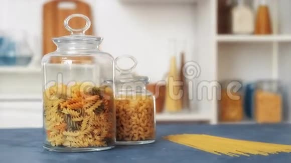 白色背景玻璃罐子里的意大利面视频的预览图