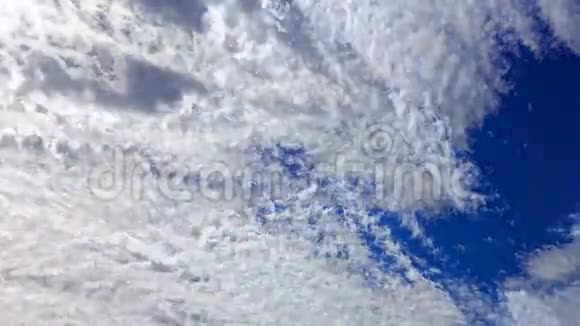 明亮的云云层模糊视频的预览图