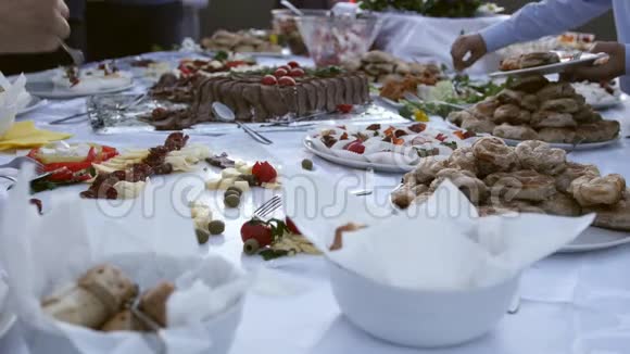 在瑞典餐桌上人们在盘子里装满食物视频的预览图