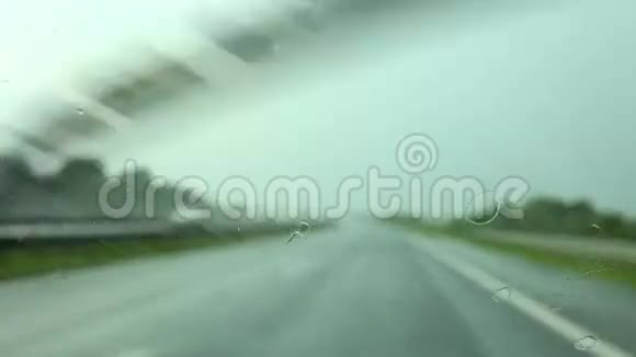 汽车和雨水滴在玻璃上视频的预览图