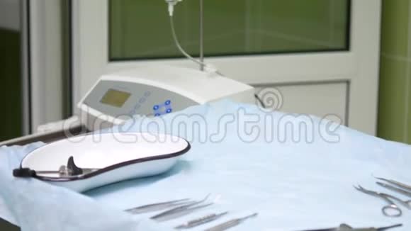 牙科办公室准备手术工具放在无菌的桌子上视频的预览图