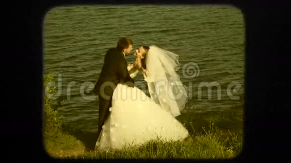 新婚夫妇喜在湖边结婚视频的预览图
