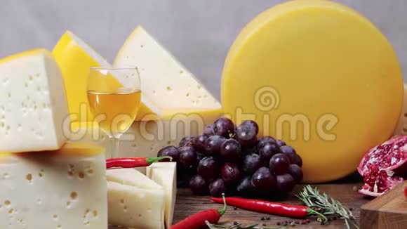 木制桌子上的法国老熟食奶酪组合介绍动作慢隐藏高清视频的预览图
