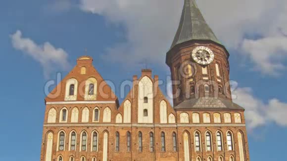 时光流逝塔柯尼希斯伯格大教堂背景上的积云加里宁格勒前苏联科尼希斯伯格视频的预览图