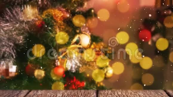 模糊的圣诞树和飘落的雪花视频的预览图