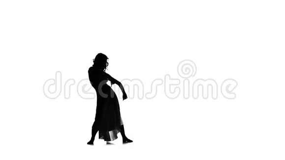 年轻女子舞长裙跳爵士舞视频的预览图