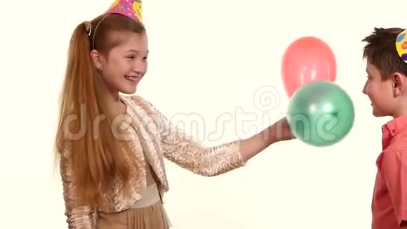 女孩展示了其他气球他吃了它们视频的预览图