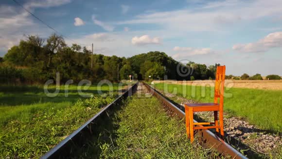铁路轨道和旧木椅视频的预览图