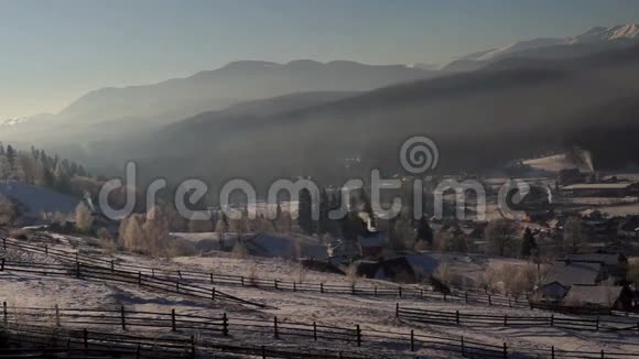 村烟雾冬阳山视频的预览图