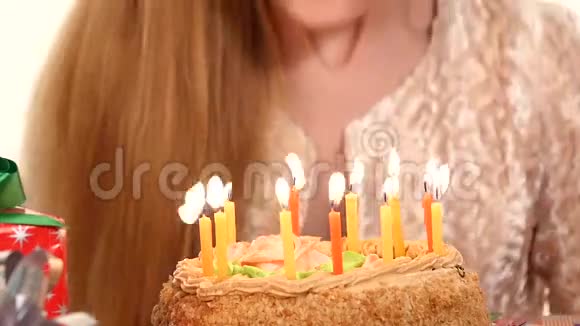 女孩装饰一个生日蛋糕蛋糕散落视频的预览图
