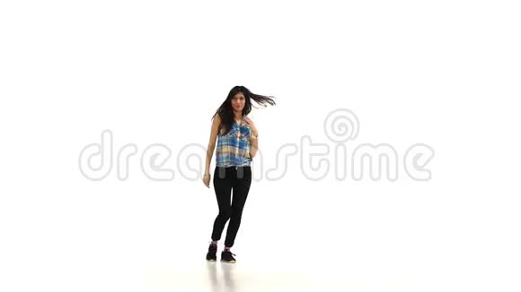 美丽的黑发秀女式舞蹈动作视频的预览图