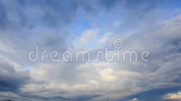 白色积云使太阳光从云后移动视频的预览图