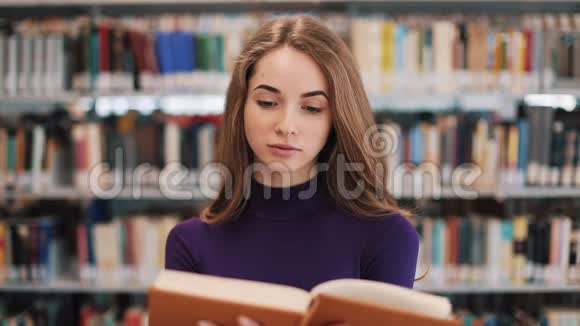 体贴的年轻女学生在图书馆看书视频的预览图