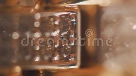 古董金手镯背景带有金色闪烁的抽象背景手镯背景上的一串钻石视频的预览图