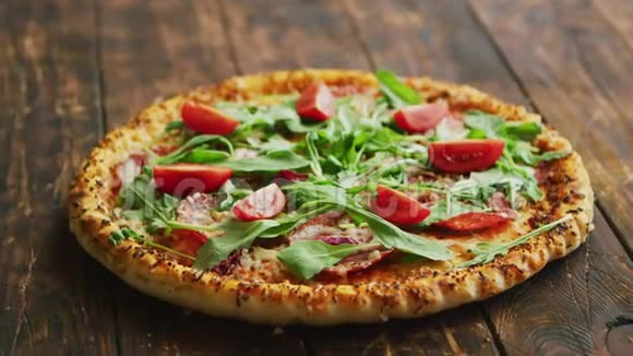 木制桌子上提供美味的意大利披萨视频的预览图