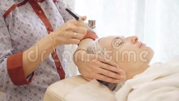 美容院面部气液剥离视频的预览图