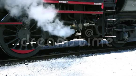 旧的蒸汽机车第一次排烟视频的预览图