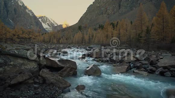 瀑布白水落基山河流经西伯利亚高地美丽的自然景观视频的预览图