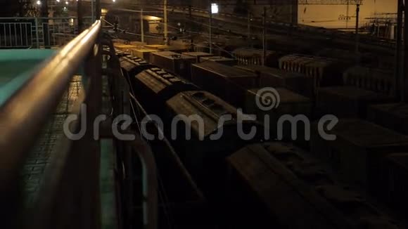 夜间敖德萨海港货运列车视频的预览图
