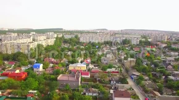 小城镇绿化中的房屋建筑视频的预览图