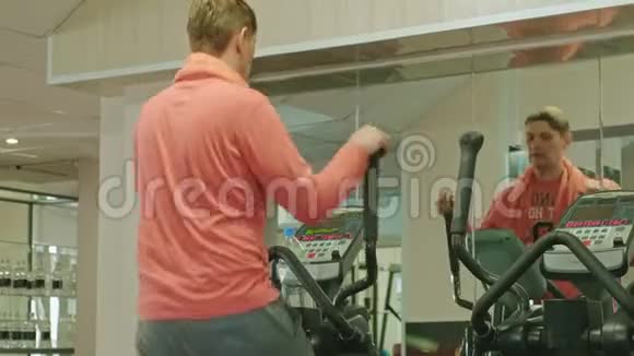 健身房里有椭圆机的人视频的预览图