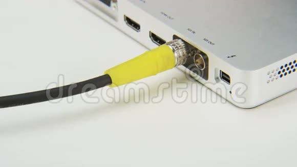 将黄色电缆重新插入插槽视频的预览图