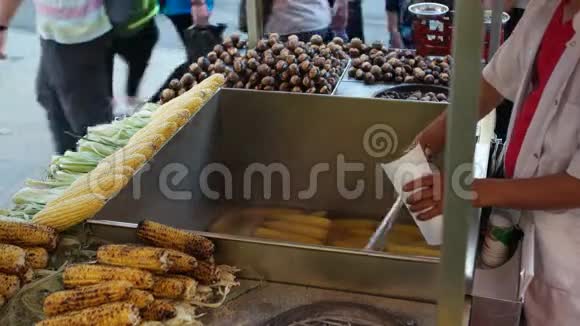 热炉子上的有机烤玉米伊斯坦布尔街头美食土耳其视频的预览图