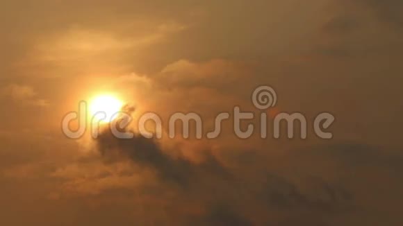 太阳从云层后面出现视频的预览图