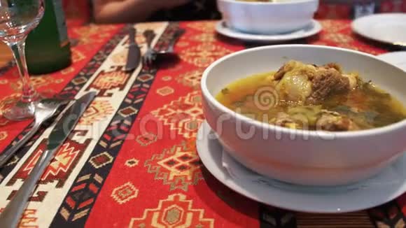 餐厅里的羊肉汤Piti汤阿塞拜疆民族菜视频的预览图