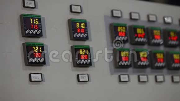 控制面板在工厂特写视频的预览图