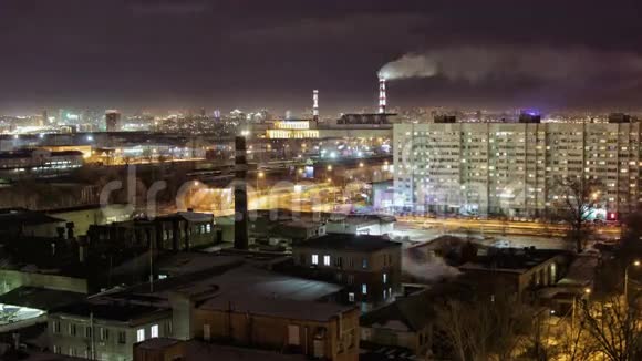 工业城市的夜晚烟从发电厂的管道里冒出来视频的预览图