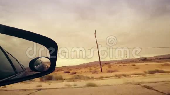 沙漠汽车驾驶中的侧镜观察视频的预览图