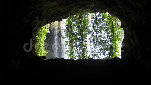 从洞穴内部的瀑布景观视频的预览图