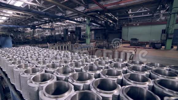 工业仓库上的金属产品视频的预览图