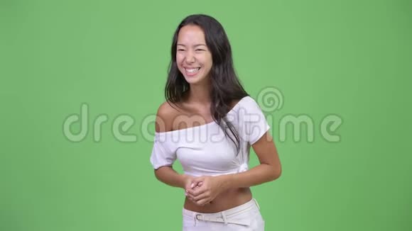 年轻幸福美丽的多民族女人笑视频的预览图